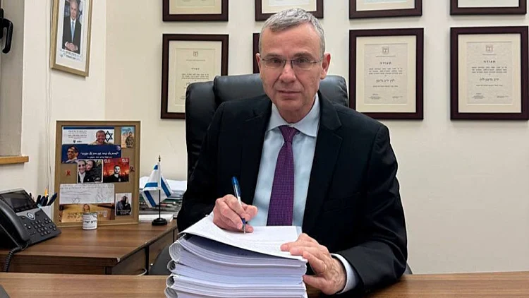 בכירים משפטיים: "לוין מתנהל כמו חייל בארגון פשע"