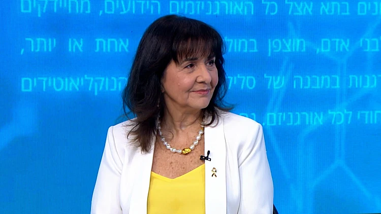 חיוך חושף שיניים