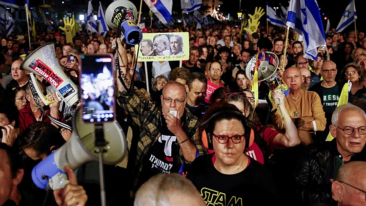 רבבות בהפגנה נגד פיטורי בר: "מלחמת שלום נתניהו החלה"