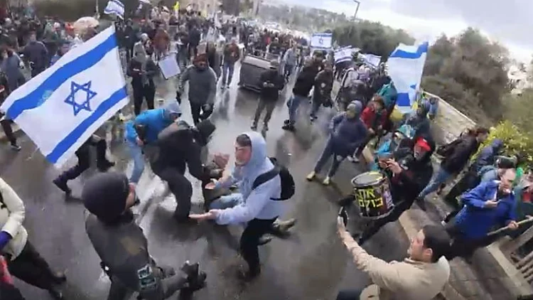 תיעוד מהמחאה: יאיר גולן מנסה לסייע למפגין - ומוטח על הקרקע