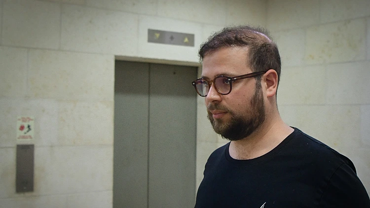 מכיוון שאינו עובד מדינה: יועץ נתניהו לא הורשה לטוס איתו 
