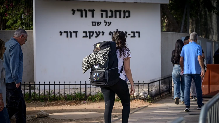 מתגייסים בלשכת הגיוס תל השומר