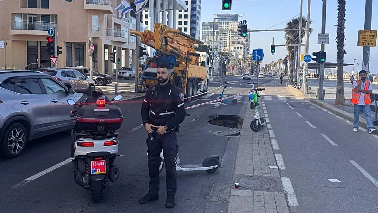 בולען נפער בכביש סמוך לטיילת בתל אביב, עומסים כבדים במקום