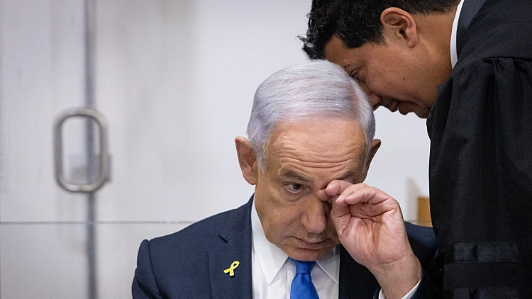רה"מ נתניהו עם סנגורו עמית חדד בבית המשפט