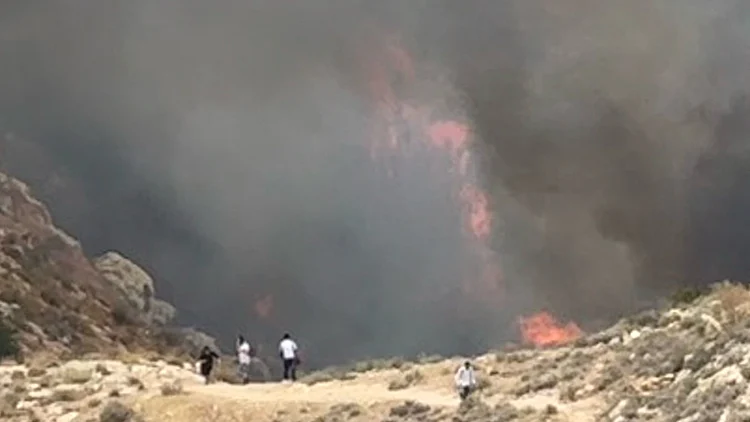 שריפה בנחל פרת: כ-30 מטיילים חולצו מהשטח, מטוסים הוזנקו