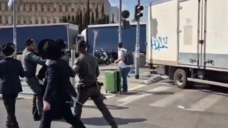 עימותים בין שוטרים לחרדים קיצונים בתל השומר; כבישים נחסמו