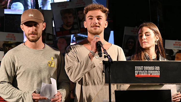 עומר שם טוב לצד מיה ואיתי רגב בת"א: "לא באמת חופשיים"