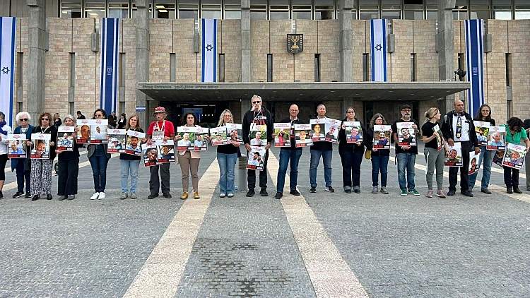 כנס הקיץ נפתח, משפחות חטופים מוחות בכנסת: "לא נוותר עליהם"