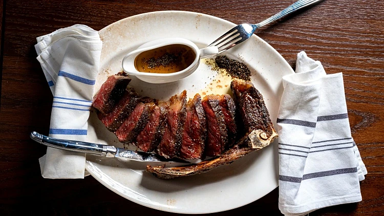 האם מצאנו את מסעדת הסטייקים הכי טובה בעיר? (ספוילר: כן)