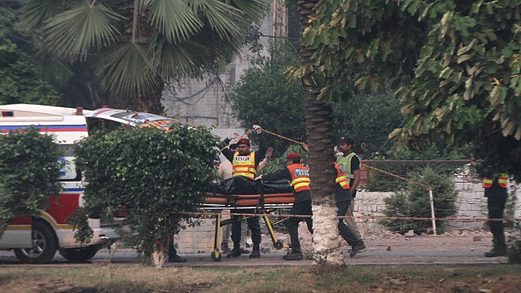 צוותי החיפוש הפקיסטנים מפנים הרוגים בתקיפה ההודית באזור לאהור