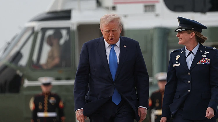 בדרך למזה"ת: הביקור ההיסטורי של טראמפ - ו"הדילוג" על ישראל