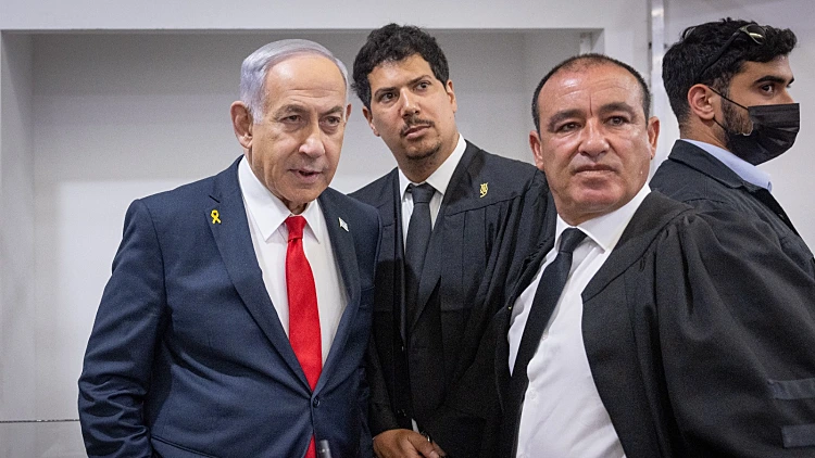 רה"מ נתניהו עם עורכי הדין עמית חדד וז'ק חן בבית המשפט