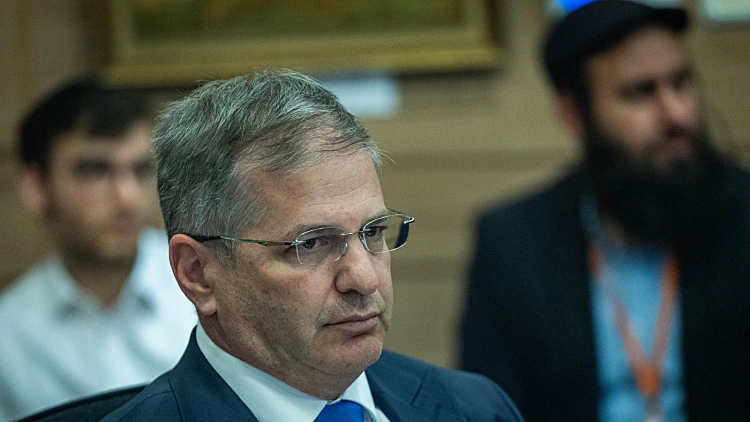 סמנכ"ל במשרד החינוך קרא לבטל את משפט רה"מ, וטרם זומן לבירור