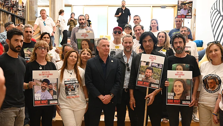 "לא ניסוג מהעניין": ההבטחה של שליחי טראמפ למשפחות החטופים