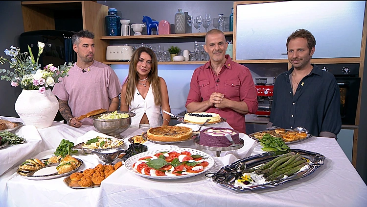 שולחן חלבי מעוצב, קינוחים משוגעים ופרחים טריים – כל מה שצריך לחג מושלם