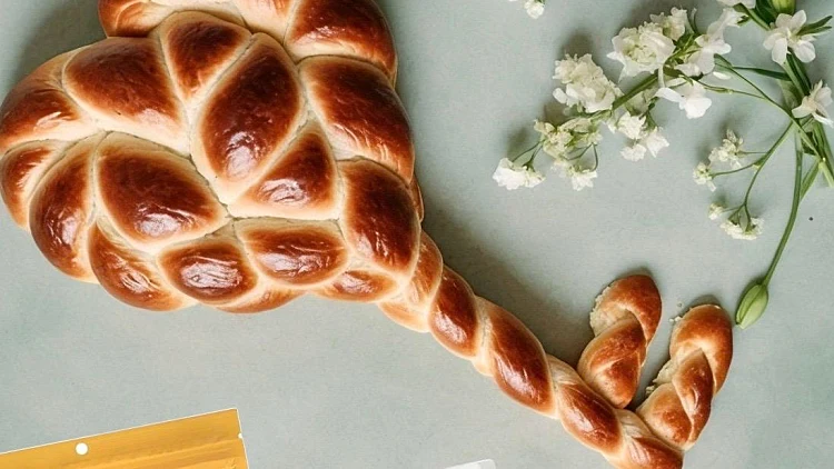 כך תכינו חלת מפתח מושלמת – מתכון חגיגי עם משמעות וברכה