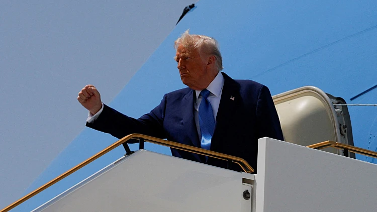 טראמפ בדרך לישראל: "המלחמה הסתיימה; 500 אלף הריעו להסכם"