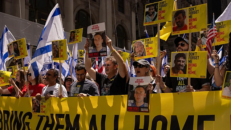 מפגינים למען החטופים בצעדת התמיכה בישראל בניו יורק