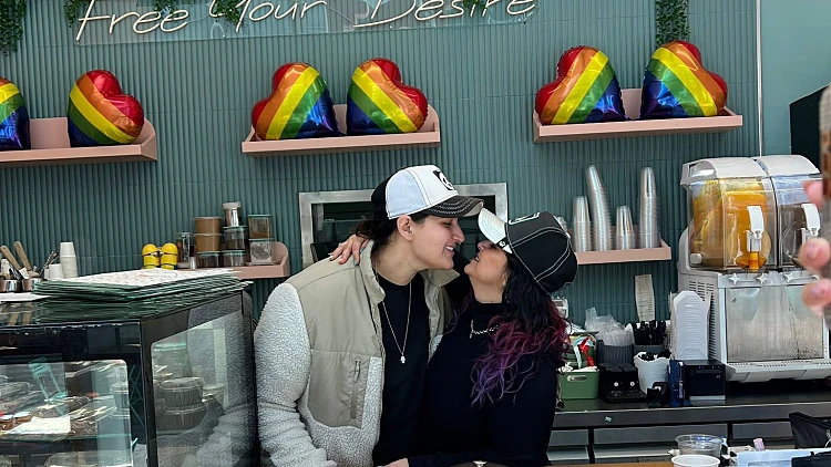 ונדליזם ויריקות על הדגל: מתקפת שנאה על הבייקרי הגאה בחולון