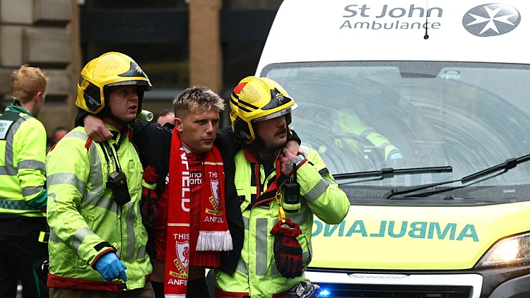 חשד לפיגוע: נהג דרס אוהדי ליברפול בחגיגות האליפות | תיעוד