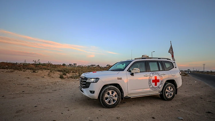 רכב של הצלב האדום בנקודת ההעברה של שורד השבי עידן אלכסנדר