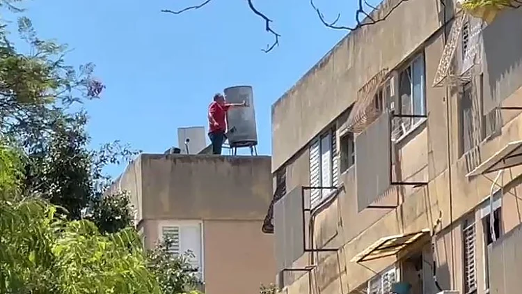 בת 48 נדקרה למוות בבת ים, בן זוגה מתבצר על גג בניין בעיר
