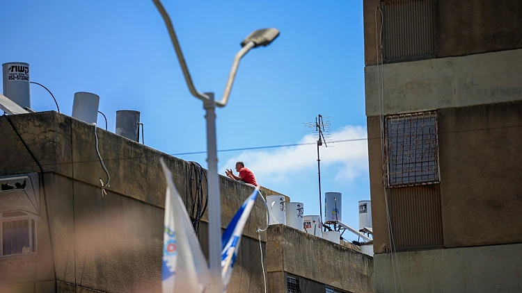 אישה נרצחה בבת ים, בן זוגה החשוד התבצר על גג - וקפץ אל מותו