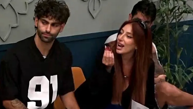 "את רוצה שכולם יראו איזה תחתונים את לובשת": האסיפה שגרמה למאי לצאת מכליה