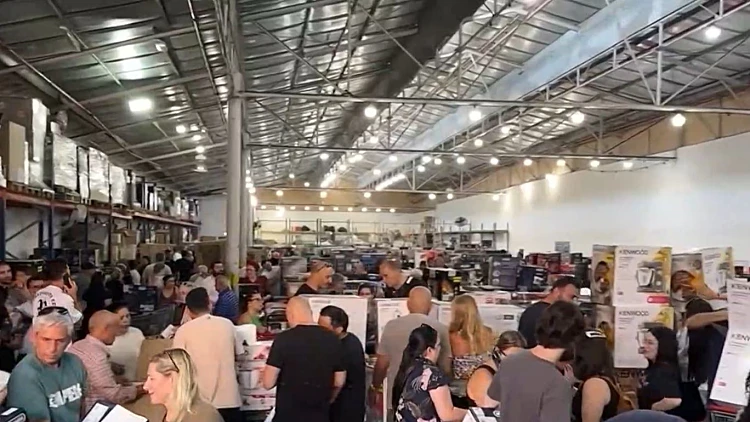המרוץ לטוסטר: מאות הסתערו על מוצרי חשמל בהנחה