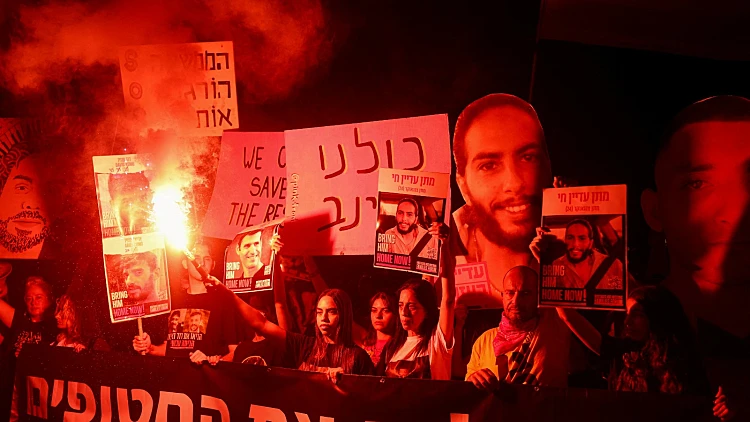 עינב צנגאוקר בהפגנה למען החטופים בתל אביב