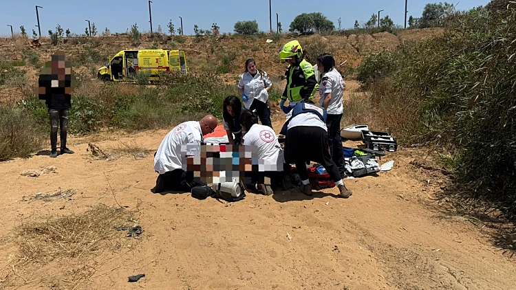 בן 14 נפצע אנוש מירי בראשל"צ; חשד: נערים שיחקו בנשק של ההורים