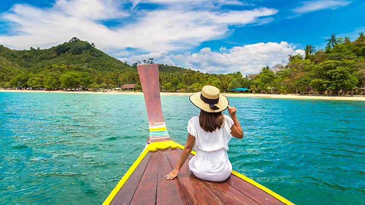אישה שטה בסרי לנקה