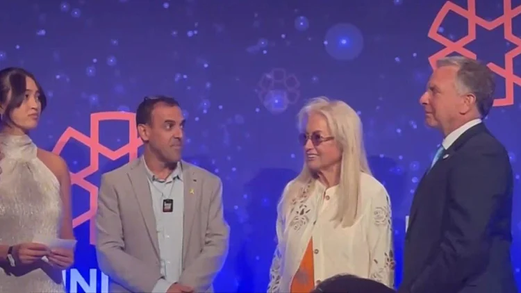 באירוע למען החטופים: ויטקוף יחד עם מרים אדלסון על הבמה