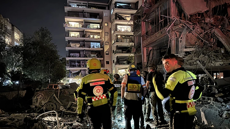 עשרות טילים שוגרו מאיראן: אישה נהרגה בר"ג, גבר נפצע קשה