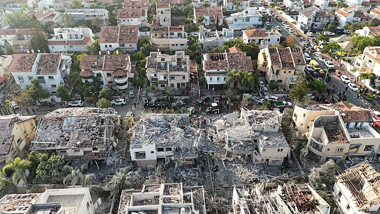 פגיעה ישירה בראשל"צ: גבר ואישה נהרגו, תינוקת חולצה מההריסות