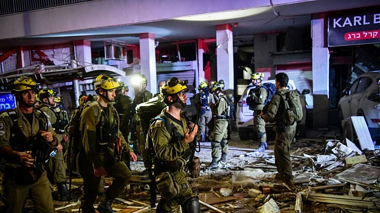 6 הרוגים בהם 2 ילדים בפגיעה בבת ים, חיפושים אחר 4 נעדרים