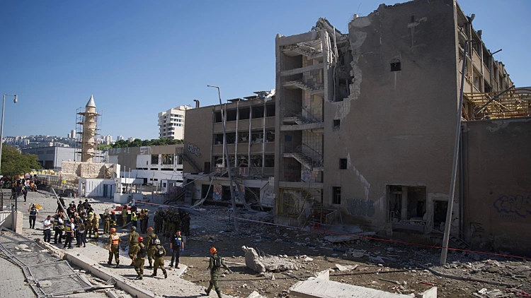 מטח כבד מאיראן, פגיעה ישירה בחיפה: 21 נפצעו, בהם 3 במצב קשה