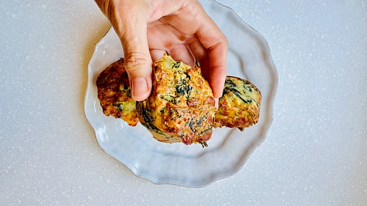 קחו למקלט לשובע ממושך: מאפינס גבינות וירוקים קטוגני ללא גלוטן