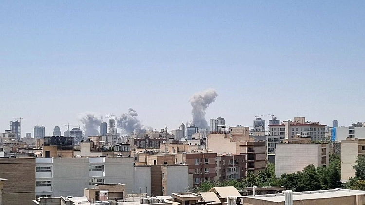 הבריחה מטהרן: פקקי ענק ועומסים בתחנות דלק