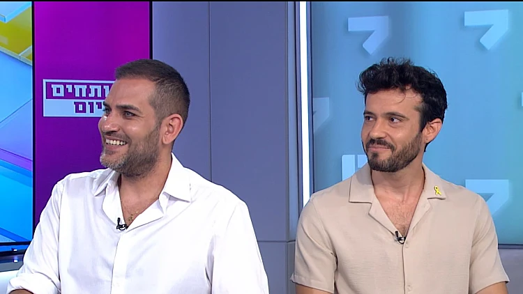 שווים: מתמודד נפש שהופך את כאבו למקור של צחוק