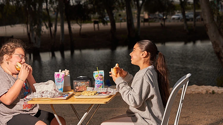 הפודטראק שפיצח את הנוסחה: המבורגר טוב במחיר טוב על גדות אגם