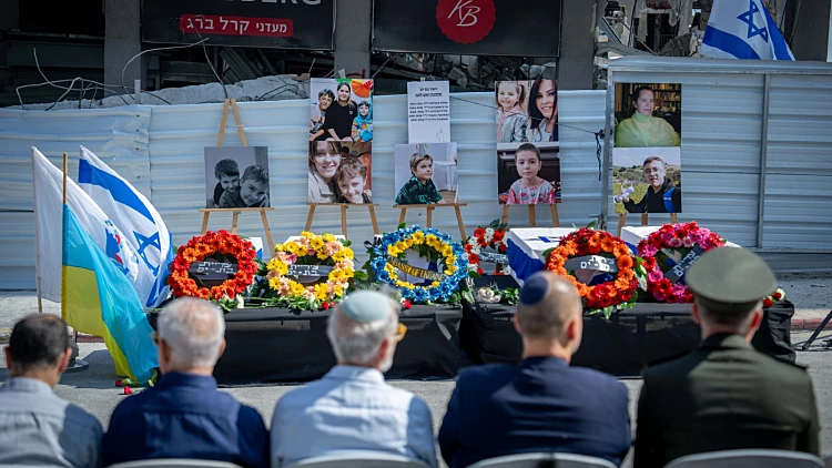 5 ארונות, זה לצד זה: טקס האשכבה לבני המשפחה שנהרגו בבת ים