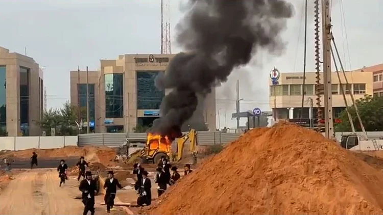 פוגרום ביהוד: חרדים קיצוניים פרצו לאתר בנייה והציתו טרקטור
