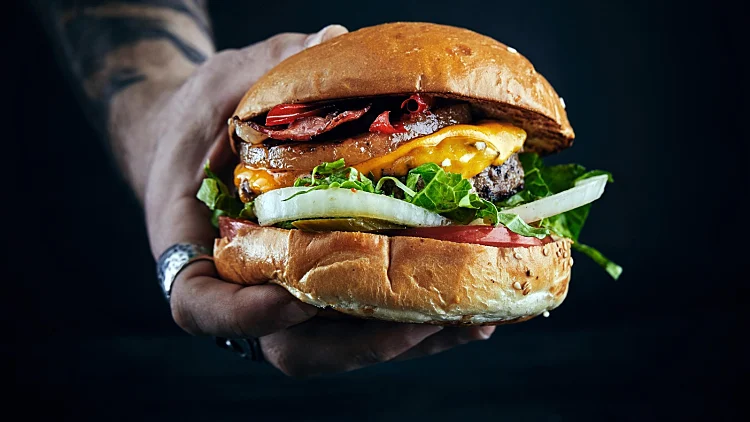 מושחת, ג'וסי וחריף: 7 עצירות חובה בבירת ההמבורגרים של ישראל