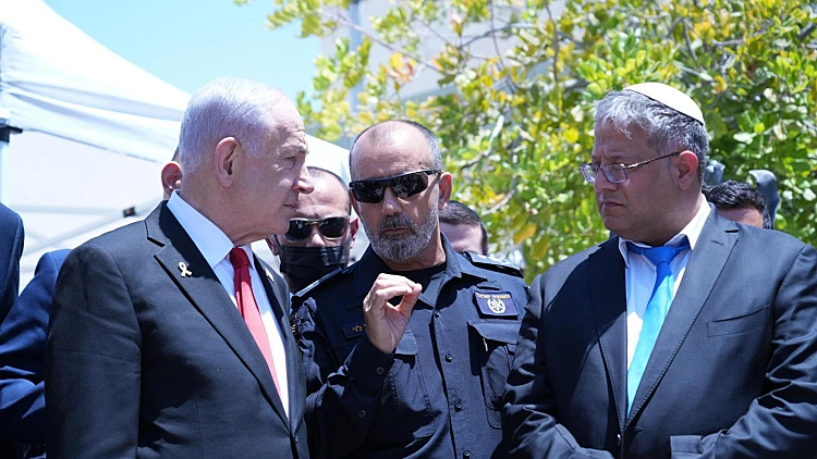 במקום העדות - רה"מ סייר בביה"ס לשוטרים: "צחוק מהשופטים"