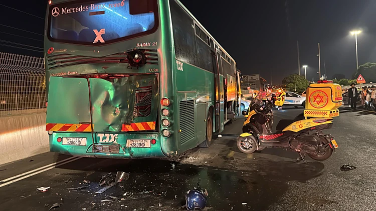 זירת התאונה באיילון שבה נהרגו שני רוכבי אופנוע מפגיעת אוטובוס