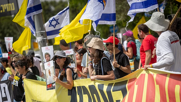 מפגינים למען שחרור החטופים בירושלים