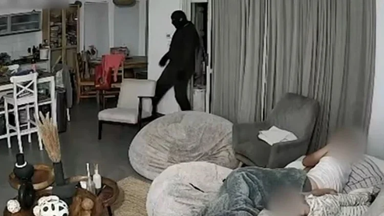 להתעורר עם שב"ח: הפורץ שדד את הבית כשבני המשפחה ישנו בסלון