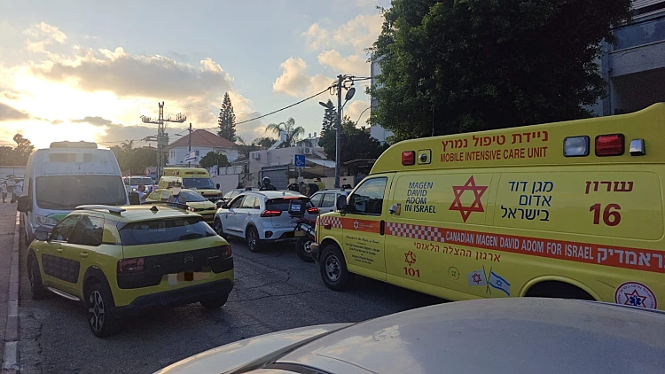 אמבולנס של מד"א בזירה בחדרה, בה נשכח תינוק ברכב