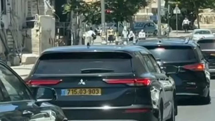 תיעוד: שיירת הרכבים של גולדקנופף חוצה באדום